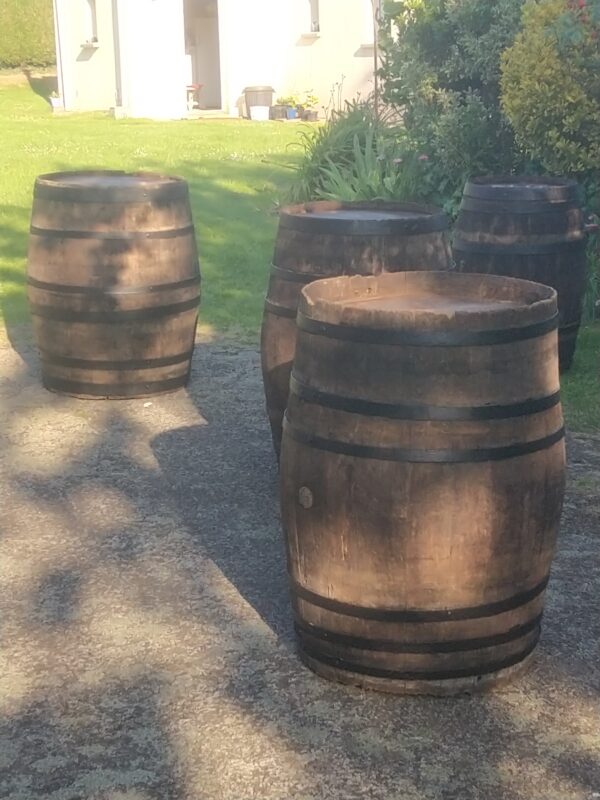 Ensemble 5 tonneaux bois champêtre soigneusement disposés pour un cocktail champêtre d'un mariage dans le Morbihan .