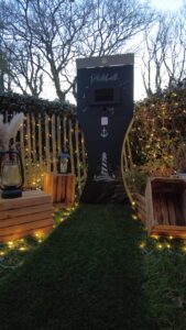 Photobooth classik représenté dans un décor thème marin